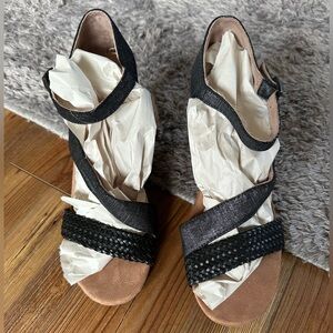 TOMS | Elegant Black and Tan Women's Sandals